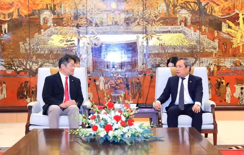 El subsecretario del Comité del Partido y presidente del Comité Popular de Hanoi, Vu Dai Thang, y el gobernador de la prefectura japonesa de Yamanashi, Nagasaki Kotaro. (Foto: VNA)