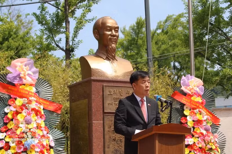 El embajador de Vietnam en Corea del Sur, Vu Ho, habla en el evento. (Foto: VNA)