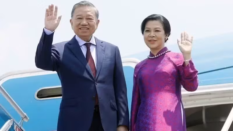 El 27 de mayo de 2026, el secretario general PCV y presidente de Vietnam, To Lam, y su esposa, al frente de una delegación vietnamita de alto nivel, parten de Hanói para realizar una visita oficial a Tailandia y visitas de Estado a Singapur y Filipinas. (Foto: VNA)