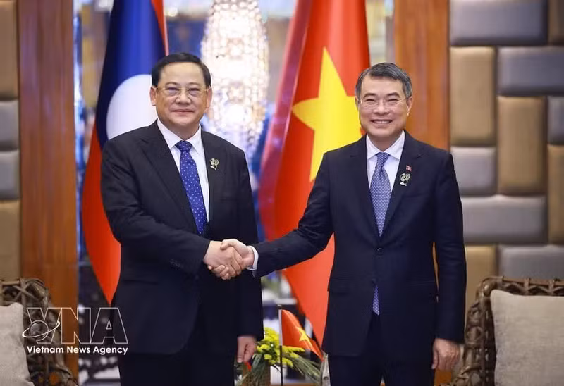 El primer ministro de Vietnam, Le Minh Hung (derecha), se reúne con su homólogo de Laos, Sonexay Siphandone. (Foto: VNA)