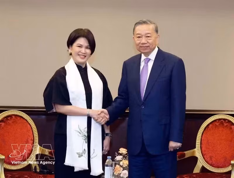 El secretario general del PCV y presidente del país , To Lam, recibe a Chin Yin Ong, copresidenta y directora general de Desarrollo Organizacional de Grab. (Foto: VNA)