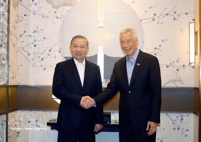 El secretario general del PCV y presidente de la República, To Lam, y el ministro principal y asesor principal del Partido de Acción Popular (PAP) y exprimer ministro de Singapur, Lee Hsien Loong. (Foto: VNA)