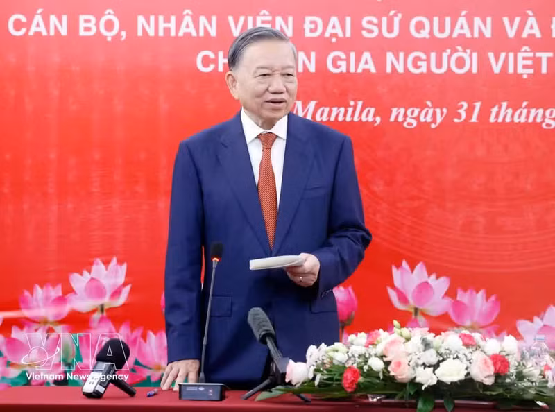 El secretario general del PCV y presidente de Vietnam, To Lam, interviene en la reunión con personal de la Embajada vietnamita y representantes de la comunidad vietnamita en Filipinas el 31 de mayo. (Foto: VNA)