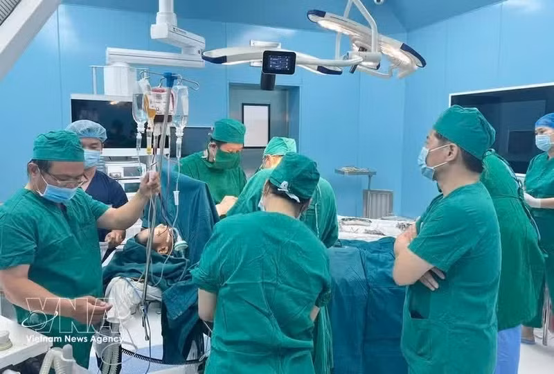 Médicos del Hospital Binh Dan de Ciudad Ho Chi Minh colaboran para realizar una cirugía de emergencia a un residente con múltiples lesiones en Con Dao. (Foto: VNA)