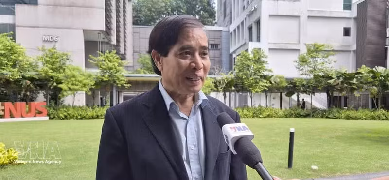 El profesor Vu Minh Khuong, de la Escuela de Políticas Públicas Lee Kuan Yew, habla con la Agencia Vietnamita de Noticias. (Foto: VNA)