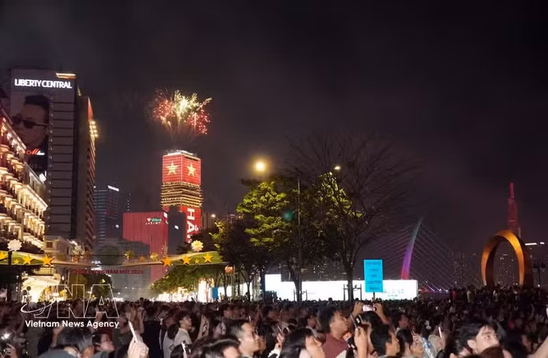 Exhibición de fuegos artificiales a baja altura en la torre Saigon Marina IFC (barrio de Saigón). (Foto: VNA)