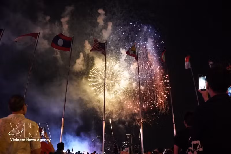 Las exhibiciones de fuegos artificiales de gran altura tuvieron lugar en la entrada del túnel del río Saigón (barrio de An Khanh). (Foto: VNA)