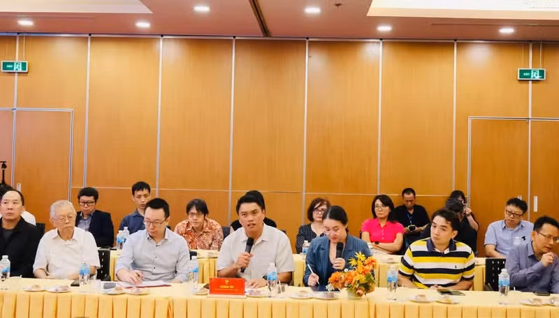 Los miembros de la delegación del Sindicato Nacional de Singapur intercambian opiniones durante la sesión de trabajo.