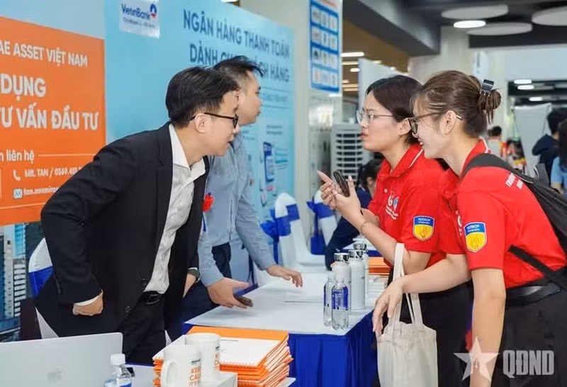 Casi 200 empresas tecnológicas participan en feria de empleo HUTECH 2026 (Foto: qdnd.vn)