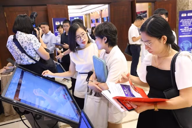 La transformación digital y el desarrollo del comercio electrónico son formas efectivas de ahorrar dinero. (Foto: Ha Anh - VNA)