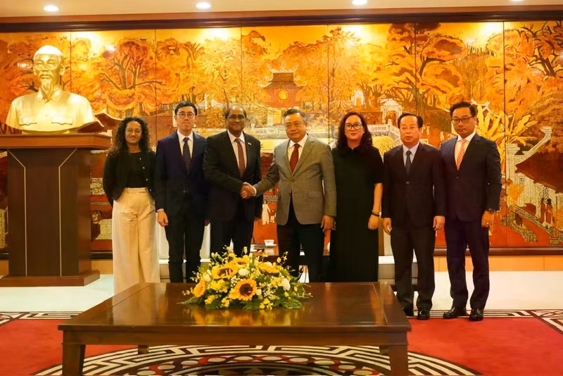 El presidente del Comité Popular de Hanói, Tran Sy Thanh, se toma una foto de recuerdo con el embajador de Singapur en Vietnam, Jaya Ratnam, y los delegados asistentes a la recepción. (Foto: kinhtedothi.vn) 