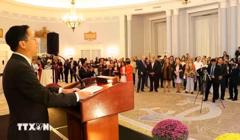 El embajador vietnamita en Canadá, Pham Vinh Quang, habla en la ceremonia conmemorativa por el Día Nacional de Vietnam en septiembre pasado. (Foto: VNA)
