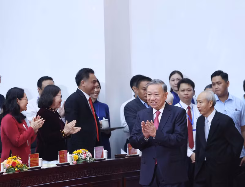 El máximo dirigente partidista asiste a la ceremonia de anuncio de las resoluciones sobre la reorganización administrativa en Ciudad Ho Chi Minh. (Foto: Thong Nhat / VNA)