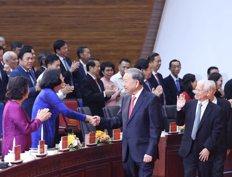 El secretario general del PCV, To Lam, junto con los dirigentes y exlíderes del Partido y del Estado participan en el acto. (Foto: Thong Nhat / VNA)