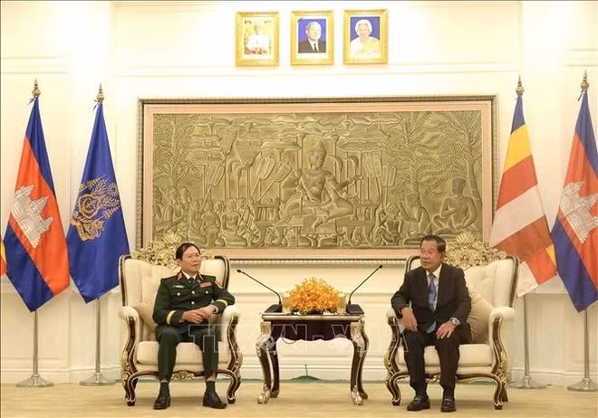 El general Nguyen Tan Cuong, jefe del Estado Mayor del Ejército Popular de Vietnam (EVP) y viceministro de Defensa Nacional, y Samdech Techo Hun Sen, presidente del Partido Popular de Camboya (PPC) y titular del Senado camboyano. (Foto: VNA)