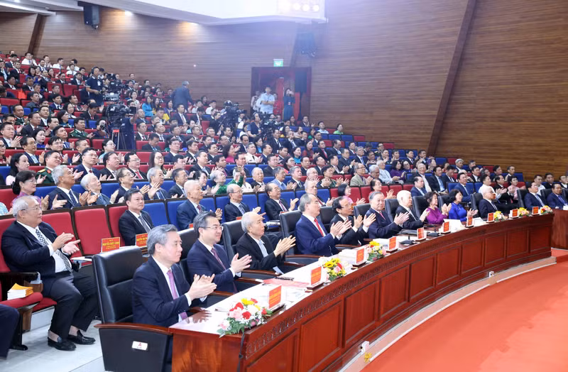 El secretario general del PCV, acompañado por actuales y antiguos dirigentes del Partido y del Estado, en la ceremonia. (Foto: Thong Nhat / VNA)