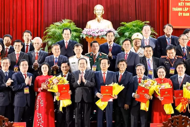 El presidente de la Asamblea Nacional de Vietnam, Tran Thanh Man, entrega decisiones y felicita a los dirigentes de la nueva ciudad de Can Tho. (Foto: VNA)