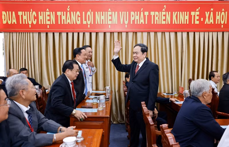Tran Thanh Man, junto con los delegados en la ceremonia. (Foto: VNA)