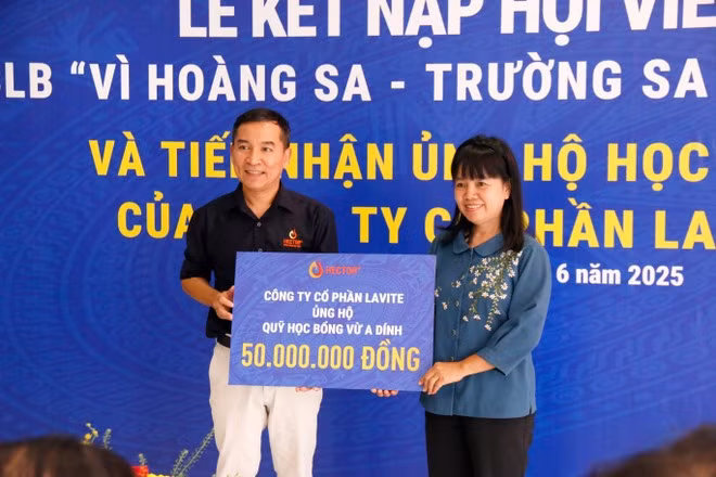 La Empresa Lavite donó dos mil dólares al Fondo de Becas Vu A Dinh. (Foto: VNA)