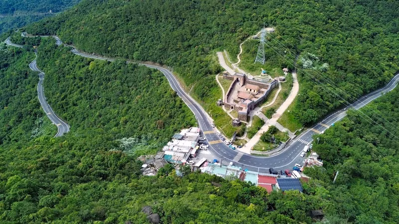 Hai Van Quan, una construcción histórica de casi 200 años, se sitúa a casi 500 metros de altura, rodeada por un paisaje imponente. La restauración no solo preserva el legado patrimonial, sino que también impulsa el desarrollo socioeconómico local, convirtiéndolo en un destino imprescindible al explorar el patrimonio de Vietnam. (Foto: VNA)