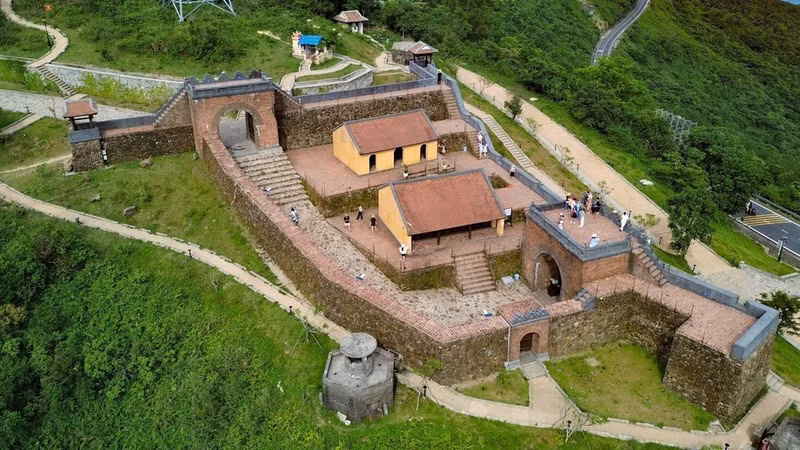 Construido en 1826 bajo el reinado del emperador Minh Mang, a 490 metros de altitud, Hai Van Quan tenía como objetivo controlar la vía terrestre entre el norte y el sur de Vietnam, así como la bahía de Da Nang. También fue un importante bastión militar para proteger la capital imperial de Hue. (Foto: VNA)