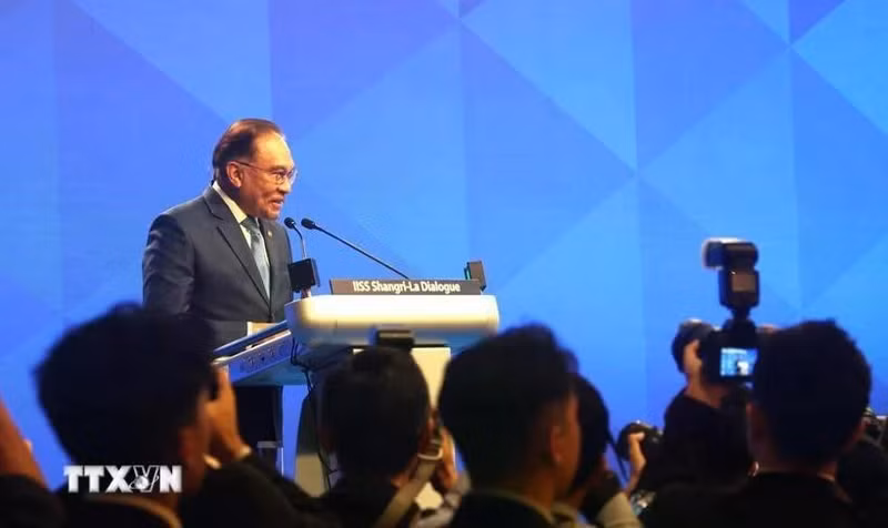 El primer ministro de Malasia, Datuk Seri Anwar Bin Ibrahim, pronuncia un discurso especial en el 22º Diálogo de Shangri-La. (Foto: VNA)