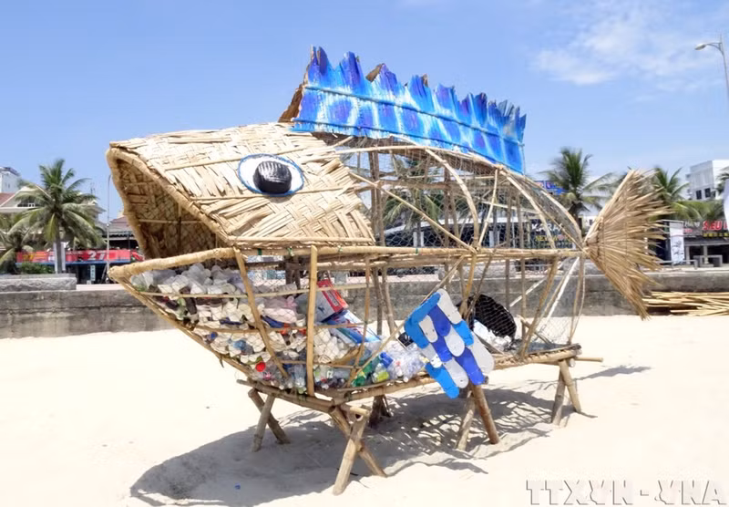 En la playa My Khe, en la ciudad de Da Nang, se instaló una cesta gigante con forma de pez gobio, elaborada con bambú y materiales reciclados, para fomentar entre residentes y turistas la correcta disposición de los residuos plásticos. (Foto: VNA)
