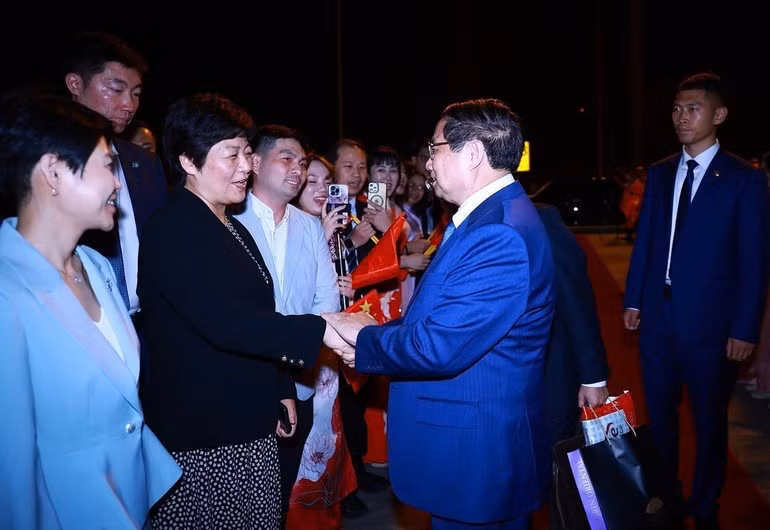 Ceremonia de despedida del primer ministro Pham Minh Chinh, quien finaliza su assitencia a la 16ª Reunión Anual del FEM en Tianjin y su visita de trabajo en China. (Foto: Duong Giang/VNA)