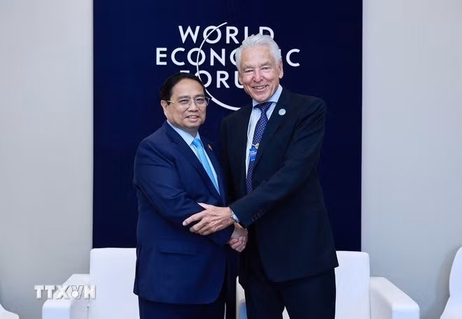 El primer ministro vietnamita, Pham Minh Chinh, y el presidente interino del FEM, Peter Brabeck-Letmathe. (Foto: VNA)