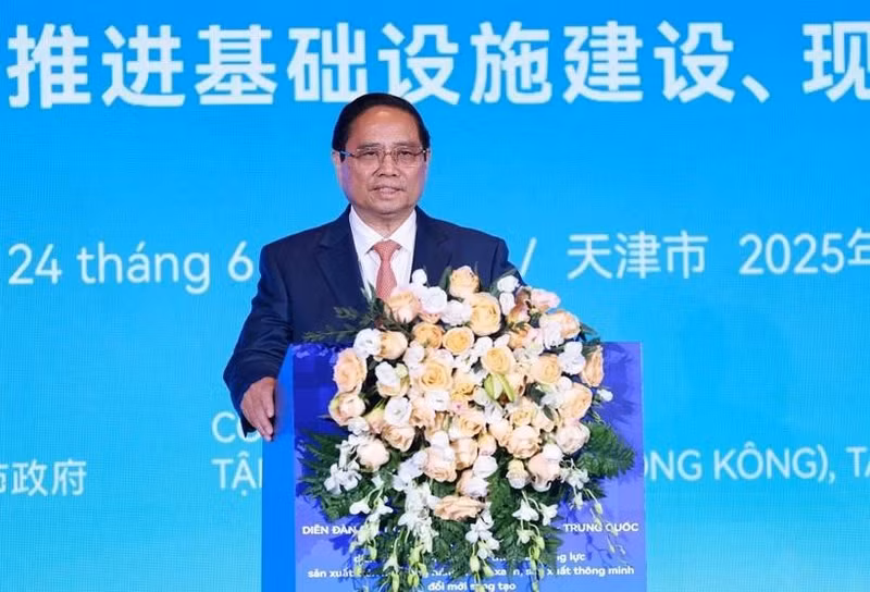 El primer ministro vietnamita, Pham Minh Chinh, habla en el Foro de conexión empresarial Vietnam - China. (Foto: VNA)