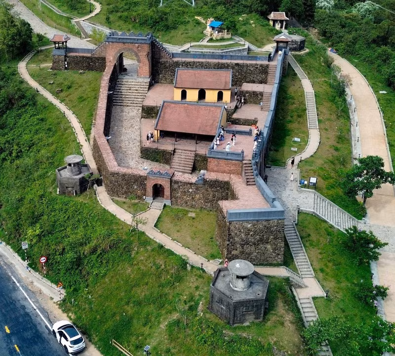 Las murallas y las bases de artillería han sido reforzadas, recreando la imagen de una sólida fortaleza militar de la corte imperial de Nguyen. (Foto: VNA)