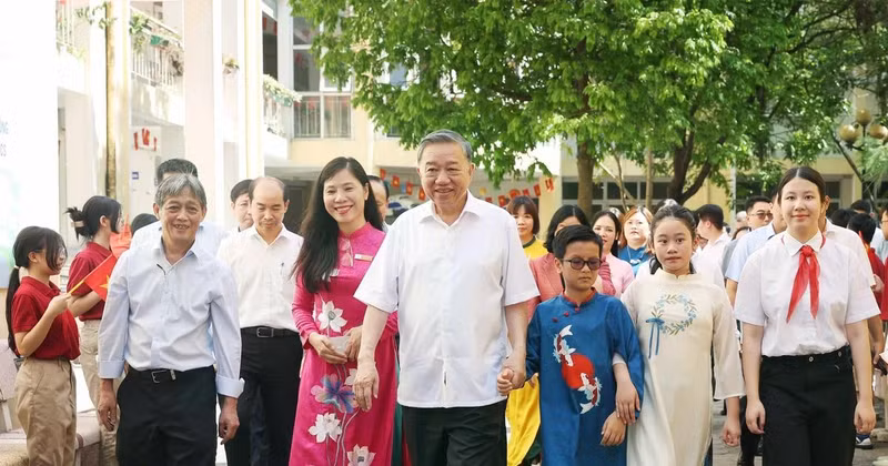 El secretario general del Partido Comunista de Vietnam, To Lam, visita a docentes y estudiantes de las escuelas secundarias Nguyen Dinh Chieu y Xa Dan. (Foto: VNA)