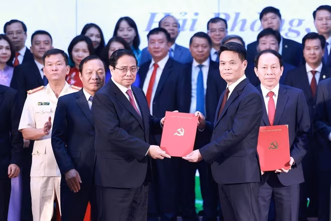 El primer ministro Pham Minh Chinh entregó al camarada Le Ngoc Chau la decisión del Buró Político del Partido Comunista de Vietnam sobre el nombramiento del nuevo subsecretario del Comité partidista de la ciudad de Hai Phong para el período 2020-2025. (Foto: VNA)