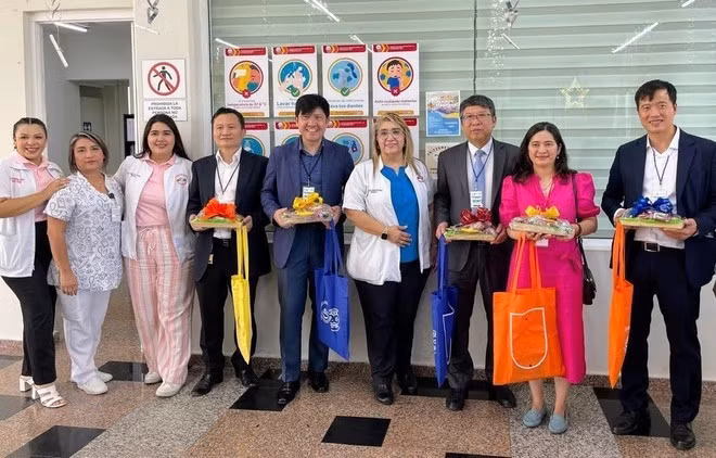La delegación de la Embajada de Vietnam en México se fotografió con los directivos del Sistema de Educación Preescolar Cendi. (Foto: VNA)