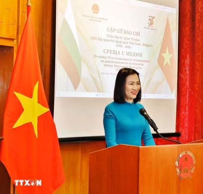 La embajadora de Vietnam en Bulgaria, Nguyen Thi Minh Nguyet, habla en el evento. (Foto: VNA)