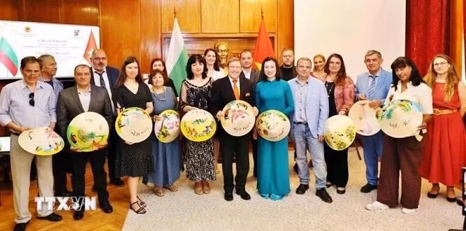 La embajadora de Vietnam en Bulgaria, Nguyen Thi Minh Nguyet, se toma una foto de recuerdo con periodistas búlgaros. (Foto: VNA)