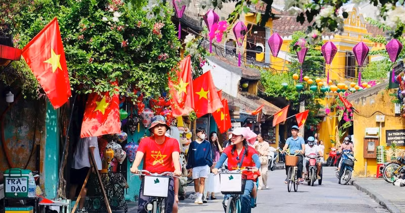 Recorren por bicicleta en la ciudad antigua de Hoi An. (Foto: VNA)