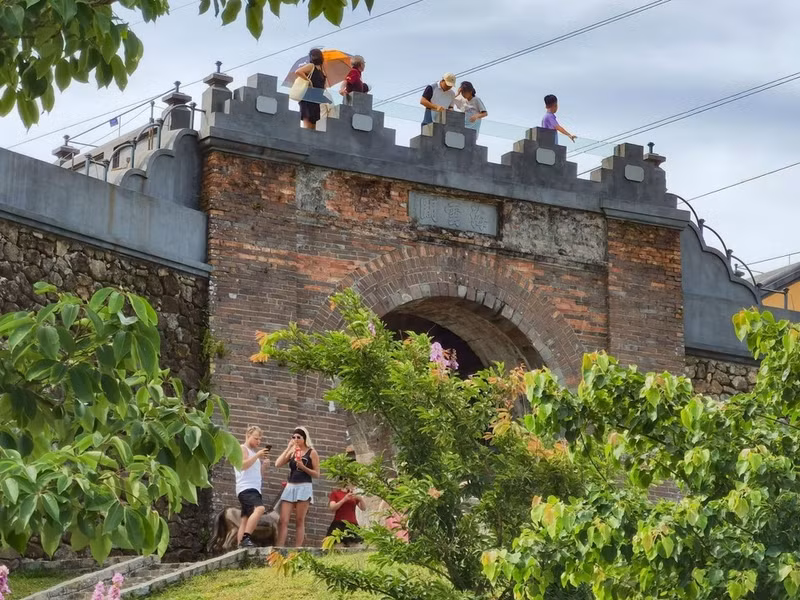 La puerta con los tres caracteres "Hai Van Quan" ha sido reconstruida, devolviéndole la imponencia al histórico portón de la fortaleza. (Foto: VNA)