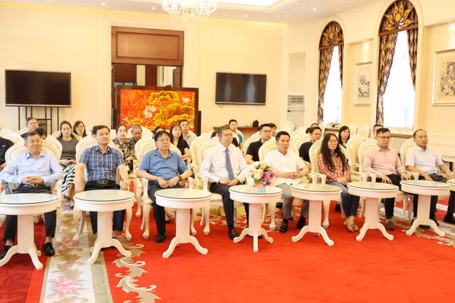Los delegados ven un programa especial de televisión en vivo de la Televisión Nacional de Vietnam. (Foto: VNA)