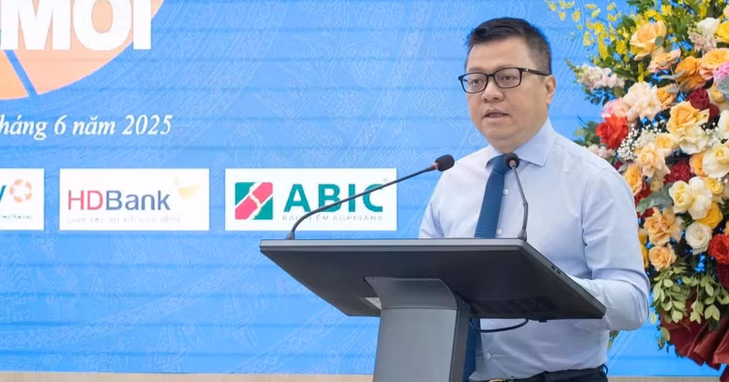 Le Quoc Minh, miembro del Comité Central del Partido Comunista de Vietnam, presidente de Nhan Dan, subjefe de la Comisión de Propaganda y Movilización de Masas del Comité Central del Partido y presidente de la Asociación de Periodistas de Vietnam, habla en el evento. 