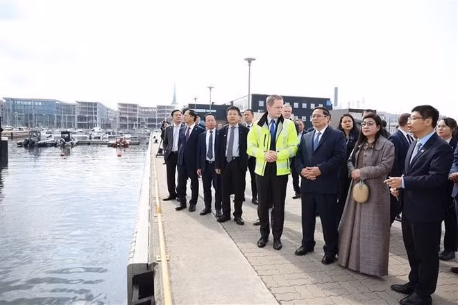 El primer ministro vietnamita, Pham Minh Chinh, y su esposa visitan el Puerto de Tallin. (Foto: VNA)