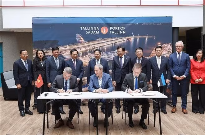 El primer ministro Pham Minh Chinh presencia la firma de un memorando de entendimiento sobre cooperación en la transferencia de tecnología de operación portuaria inteligente entre la Corporación Marítima de Vietnam (VIMC) y la administración del Puerto de Tallin. (Foto: VNA)