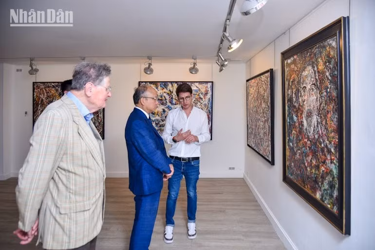 La pintura Siguiendo los pasos de Ho Chi Minh se considera un nexo cultural entre Vietnam y Francia (Foto: MINH DUY).