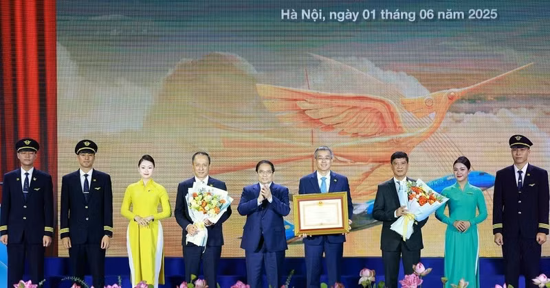 El primer ministro de Vietnam, Pham Minh Chinh, otorga el certificado de mérito a Vietnam Airlines. (Foto: VNA)