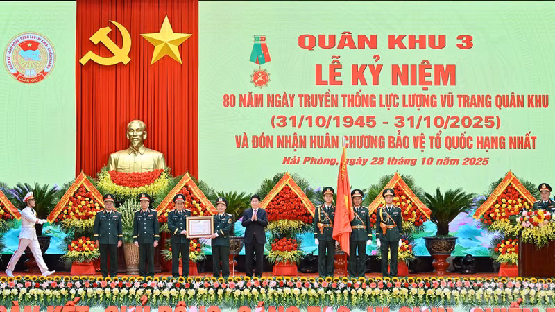 El presidente Luong Cuong entrega la Orden de Defensa de la Patria de primera clase a las Fuerzas Armadas de la Región Militar 3.