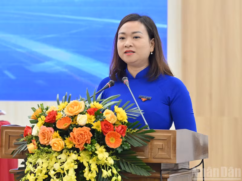 Tran Thi Ngoc Quynh, secretaria del Comité de la UJCHCM en los órganos centrales del Partido, interviene en el evento.