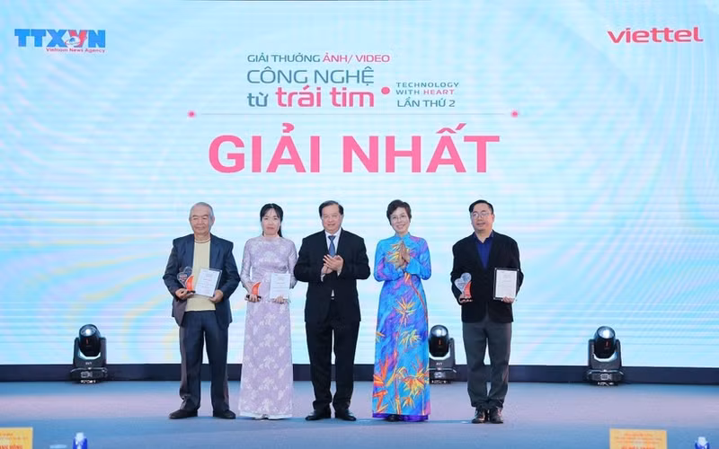 La directora general de la VNA y presidenta del Consejo del Premio, Vu Viet Trang, y el viceministro de Cultura, Deportes y Turismo, Ta Quang Dong, entregan el primer premio a los autores. (Foto: VNA)
