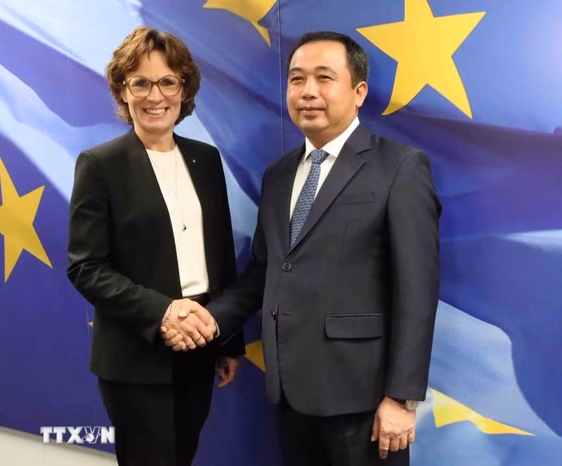 El ministro interino de Agricultura y Medio Ambiente de Vietnam, Tran Duc Thang, se reúne con la comisaria europea de Medio Ambiente, Resiliencia Hídrica y Economía Circular Competitiva, Jessica Raswall. (Foto: VNA)