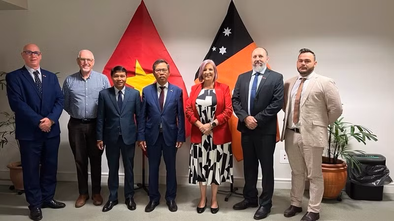 El embajador de Vietnam en Australia, Pham Hung Tam (cuarto, a la izquierda), se reúne ​​con Robyn Cahill, ministra de Comercio, Empresa y Relaciones con Asia del Territorio del Norte de Australia (tercero, a la derecha). (Foto: VNA)