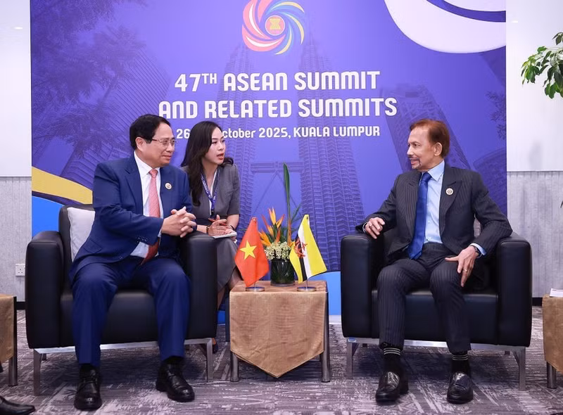 El primer ministro de Vietnam, Pham Minh Chinh (izquierda), se reúne con el sultán de Brunéi, Haji Hassanal Bolkiah. (Foto: VNA)